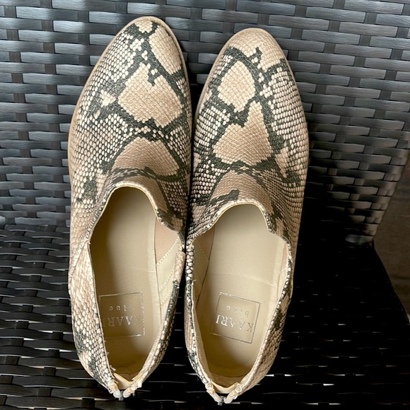 ✨LIKE NEW✨ Kaari Blue Faux Snakeskin Black and Tan Ankle Boots - Picture 7 of 7